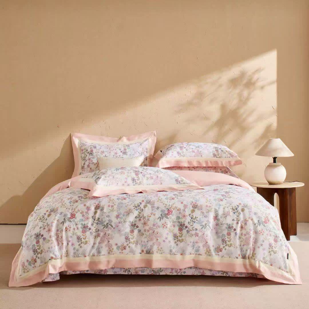 Ensemble de literie en coton avec un délicat motif floral rose à petite échelle (4 pièces) - image 1