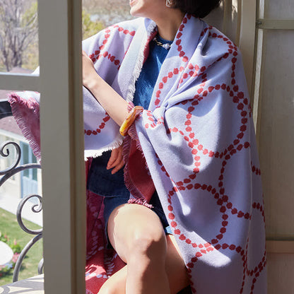 Plaid réversible à motifs circulaires et à pompons - image 11