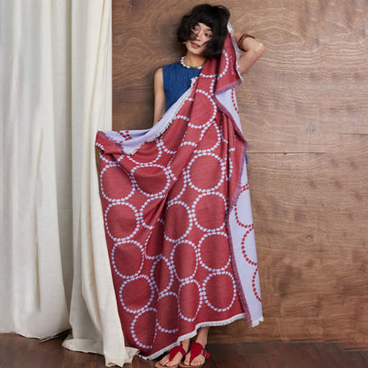 Plaid réversible à motifs circulaires et à pompons - image 3