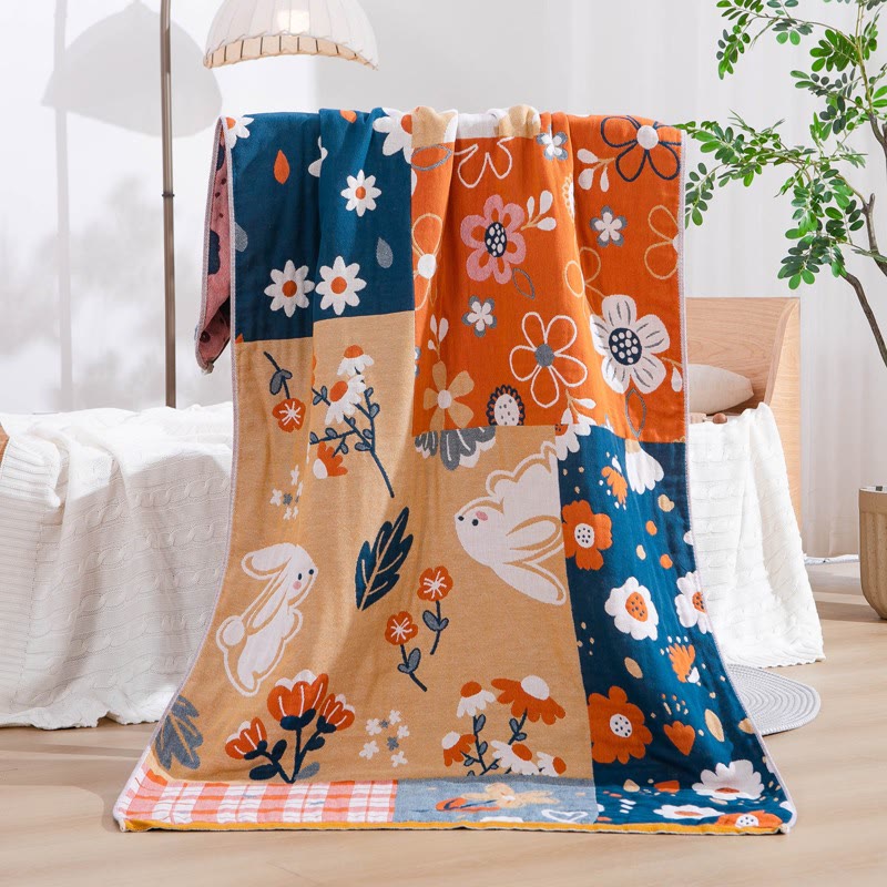 Serviette de bain en gaze de coton à motif lapin et fleurs - image 1