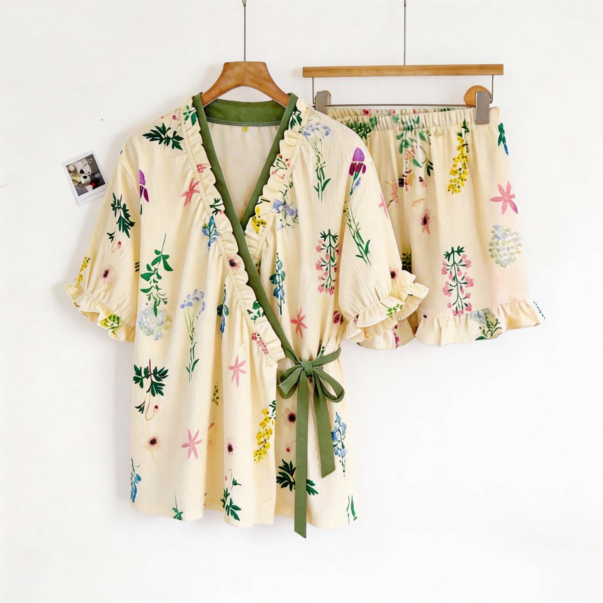Pyjama à motifs d'hortensias et manches à volants - image 4