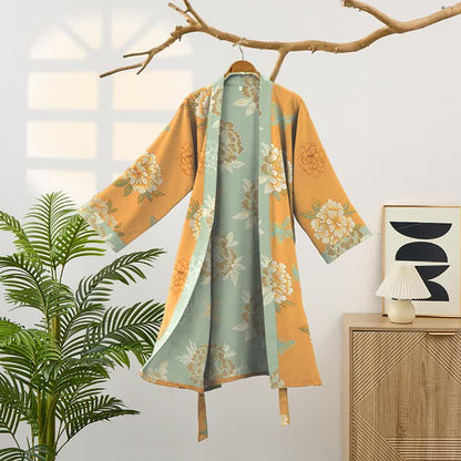 Peignoir de style kimono en gaze de coton orné d'une pivoine jaune - image 1
