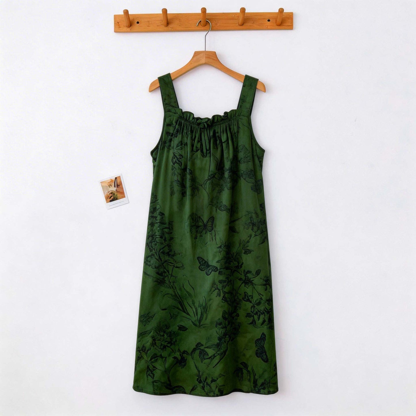 Chemise de nuit sans manches à motif botanique de papillons et col à volants - image 1