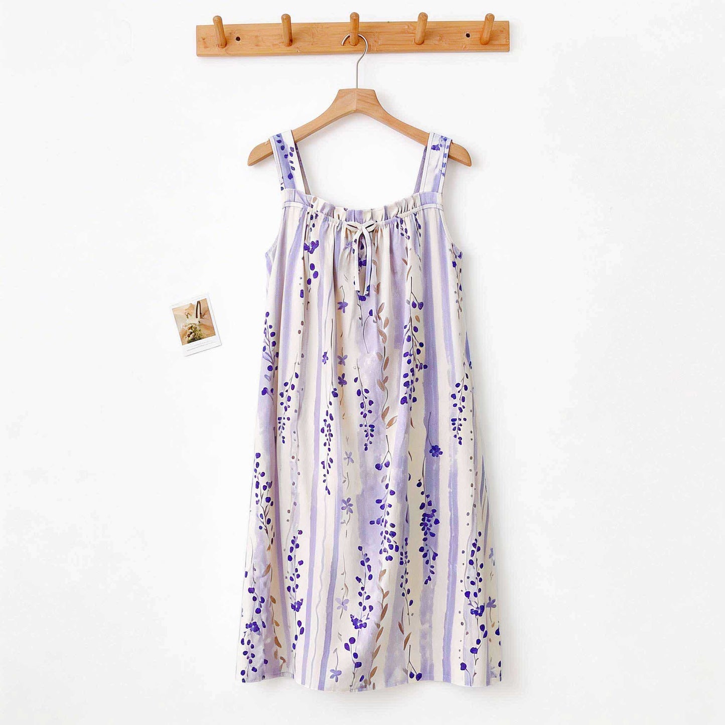 Chemise de nuit violette sans manches à motif floral et col à volants - image 1