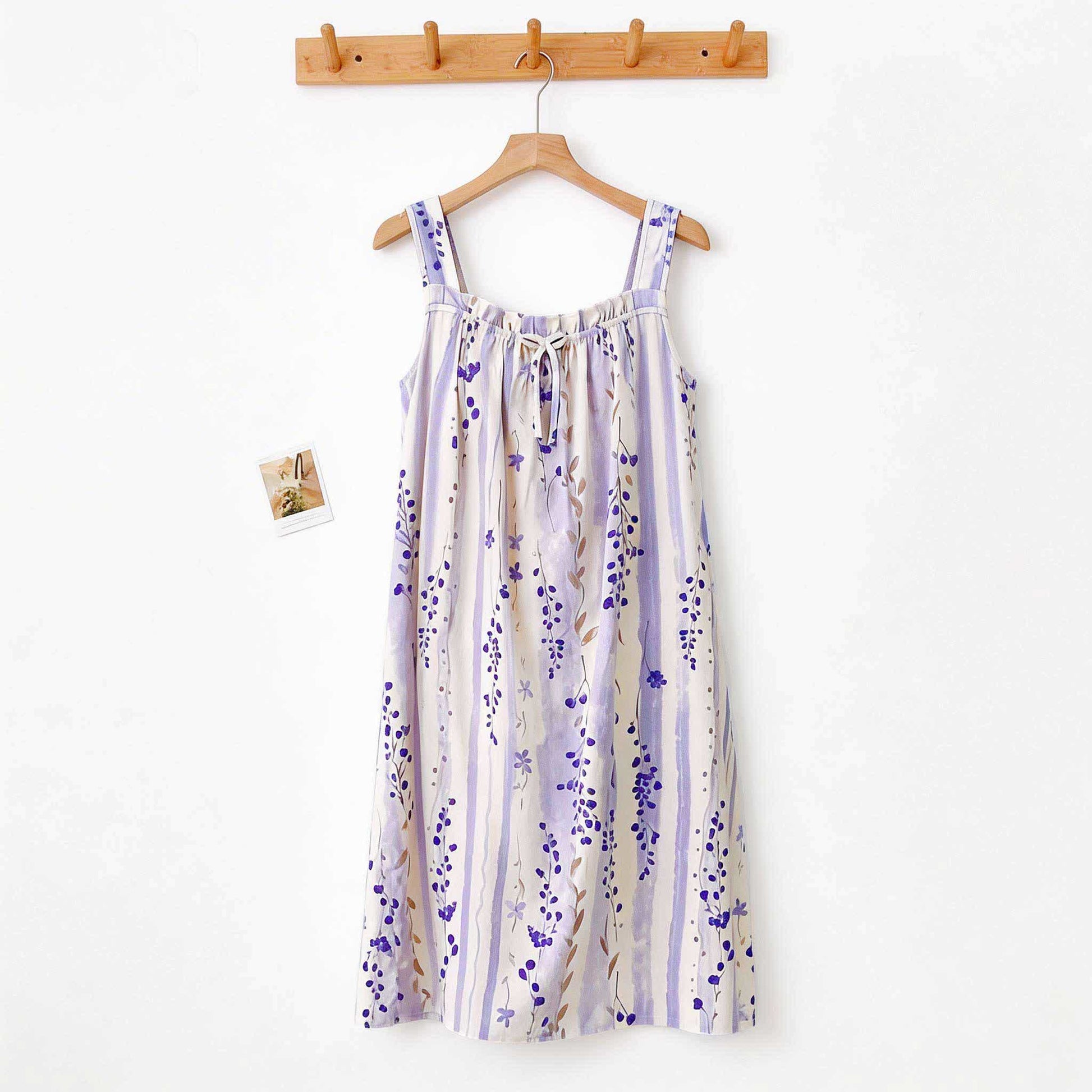 Chemise de nuit violette sans manches à motif floral et col à volants - image 1