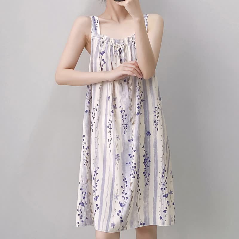 Chemise de nuit violette sans manches à motif floral et col à volants - image 5