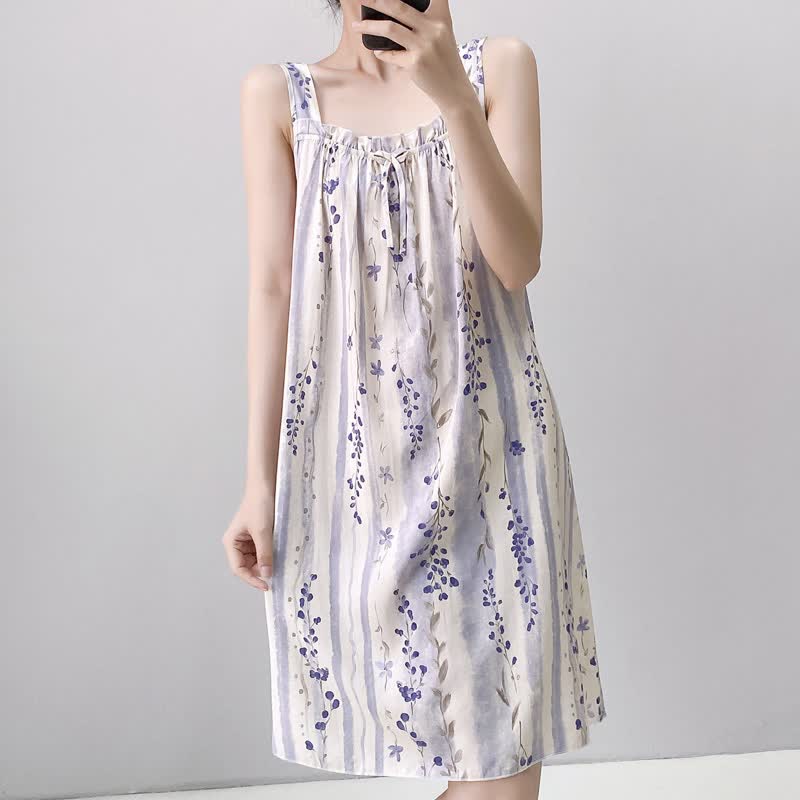 Chemise de nuit violette sans manches à motif floral et col à volants - image 4