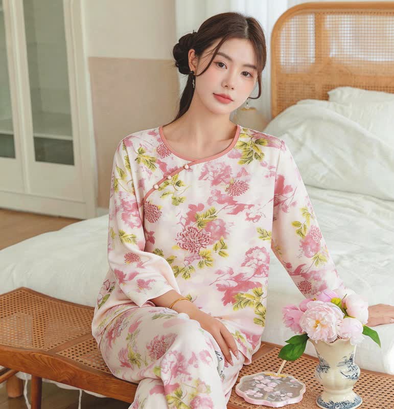 Ensemble pyjama rose oriental à motifs floraux - image 3
