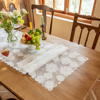 Chemin de table en dentelle jacquard camélia - image 4