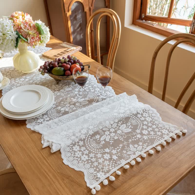 Chemin de table à motif floral et à pompons en dentelle et feuilles - image 2