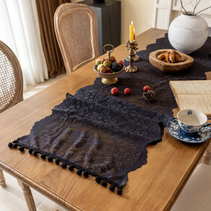 Chemin de table à motif floral et à pompons en dentelle et feuilles - image 8