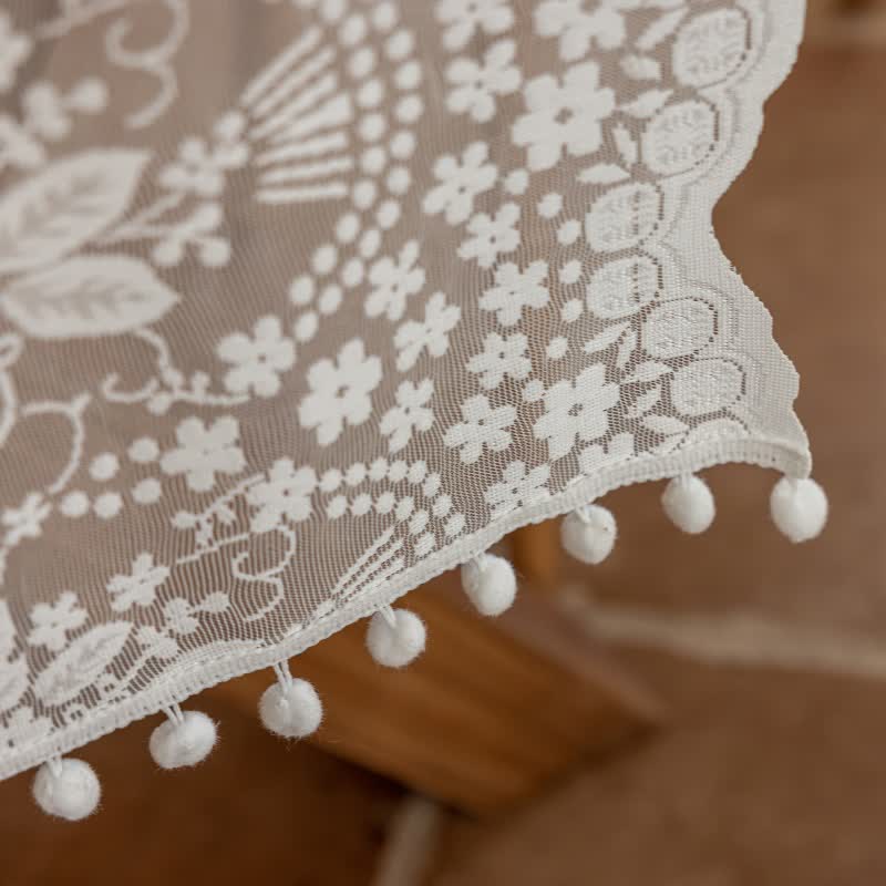 Chemin de table à motif floral et à pompons en dentelle et feuilles - image 3