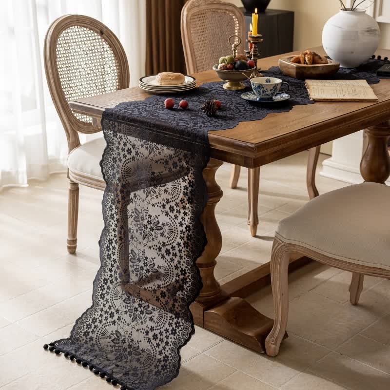 Chemin de table à motif floral et à pompons en dentelle et feuilles - image 7