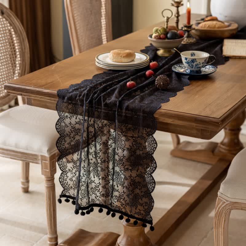 Chemin de table élégant orné de dentelle florale et de pompons - image 7