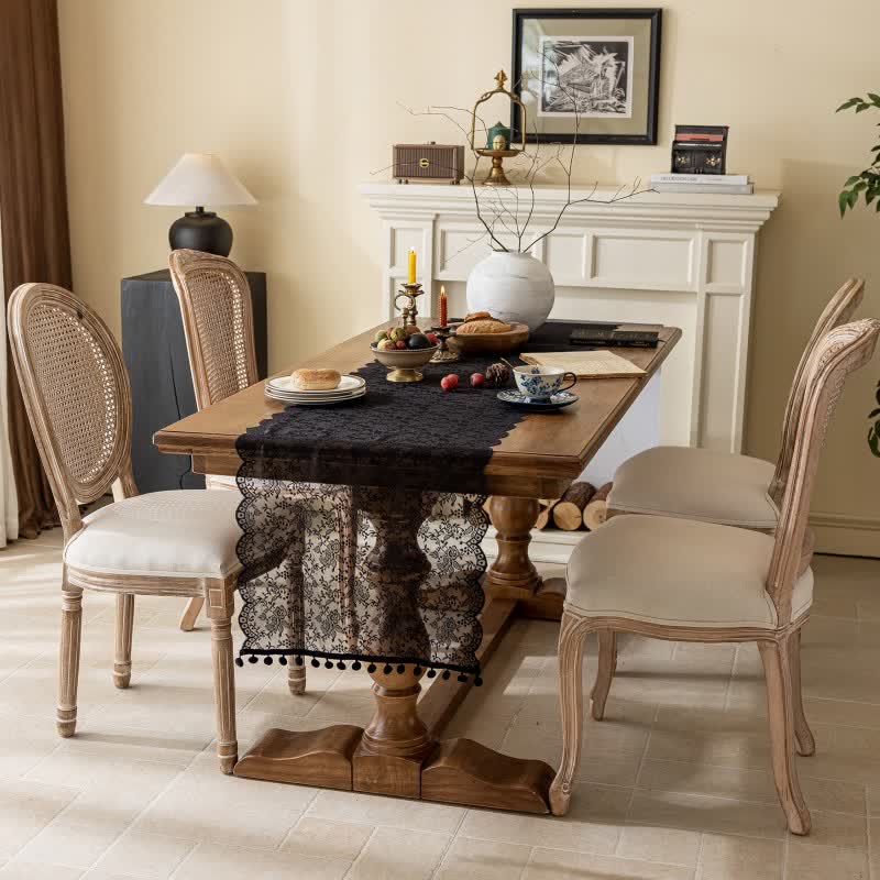 Chemin de table élégant orné de dentelle florale et de pompons - image 5