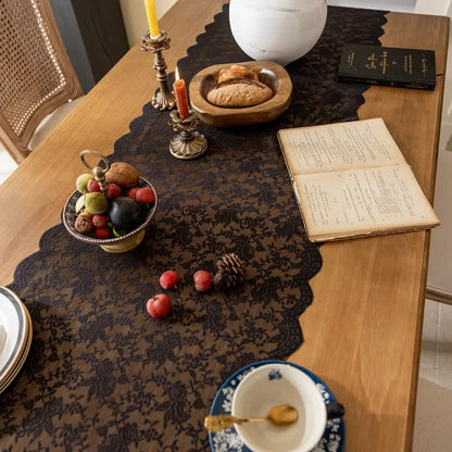 Chemin de table élégant orné de dentelle florale et de pompons - image 8