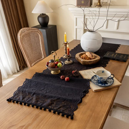 Chemin de table en dentelle jacquard à motifs de roses et à pompons - image 10