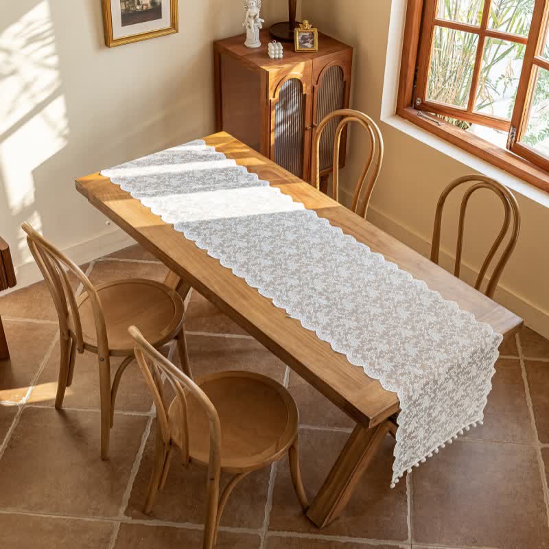 Chemin de table élégant orné de dentelle florale et de pompons - image 3