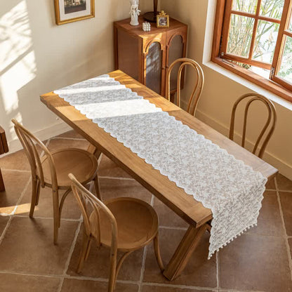 Chemin de table élégant orné de dentelle florale et de pompons - image 3