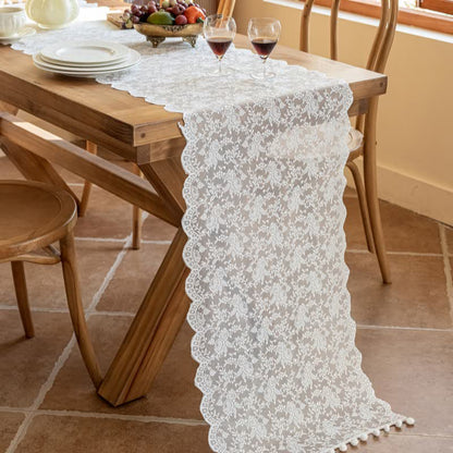 Chemin de table élégant orné de dentelle florale et de pompons - image 2