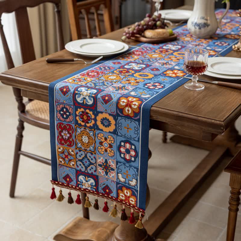 Chemin de table à motif jacquard géométrique et à pompons - image 3