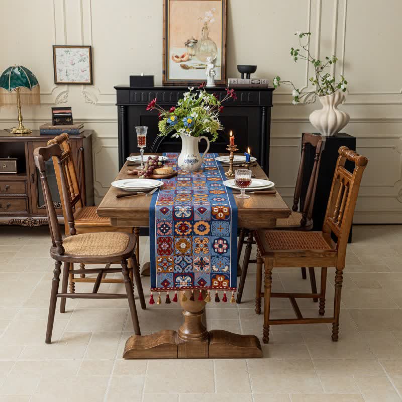 Chemin de table à motif jacquard géométrique et à pompons - image 1