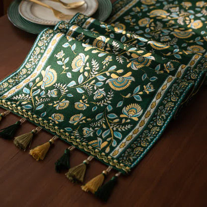 Chemin de table à motif jacquard de branches vintage et à pompons - image 9
