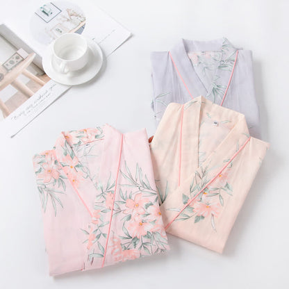 Peignoir de style kimono en gaze de coton rose à motif floral - image 1