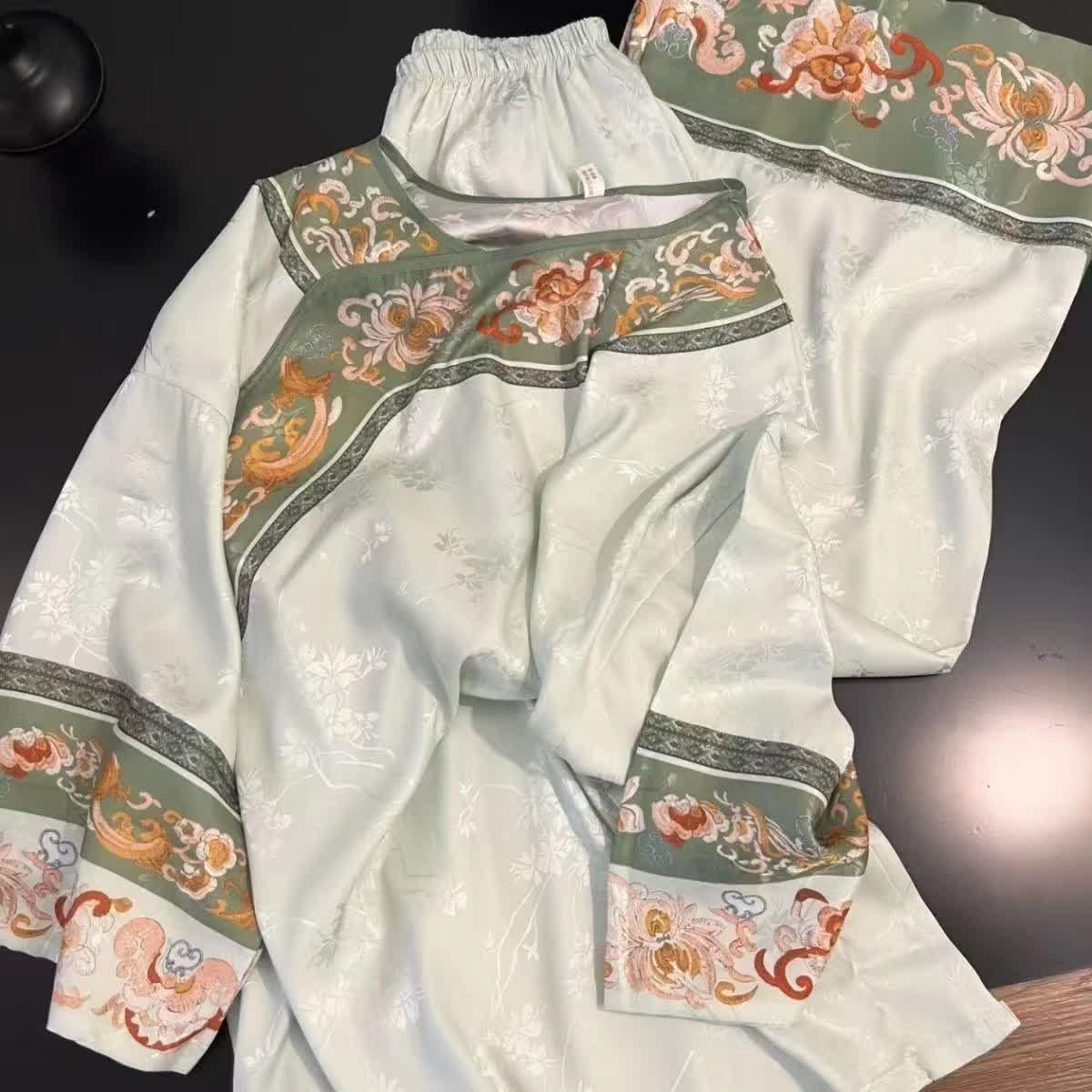 Ensemble pyjama vintage vert clair à motifs floraux - image 1