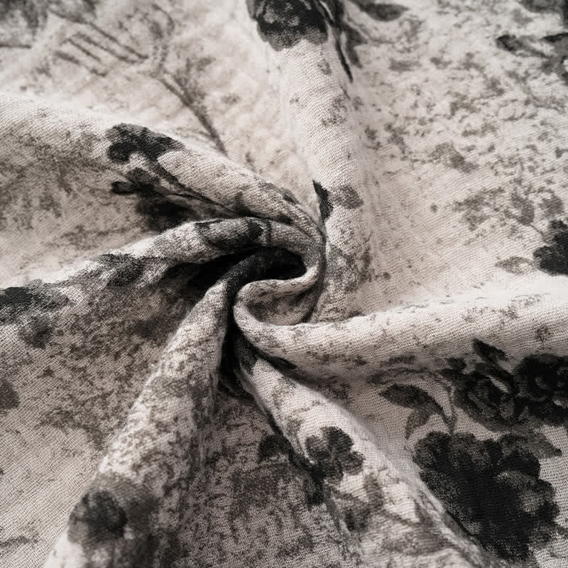 Pyjama noir composé d'un haut en coton à fleurs et d'un short - image 8