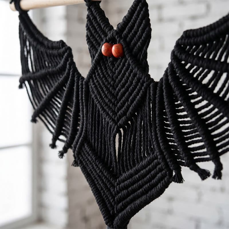 tenture murale gothique en macramé avec pompons et chauve-souris - image 1