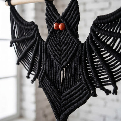 tenture murale gothique en macramé avec pompons et chauve-souris - image 1