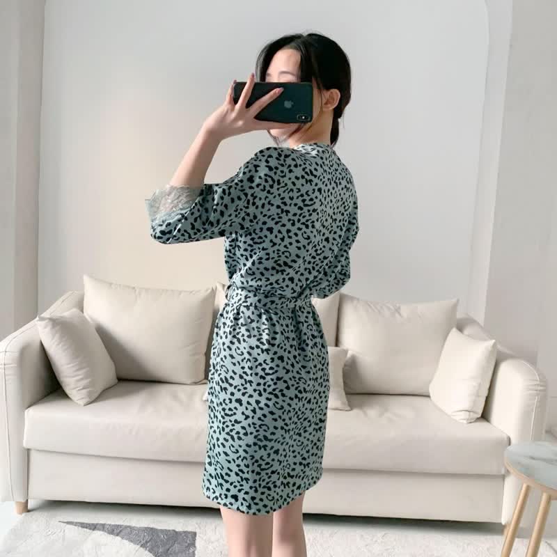 Ensemble short et peignoir à imprimé léopard avec bordure en dentelle - image 5