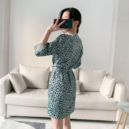 Ensemble short et peignoir à imprimé léopard avec bordure en dentelle - image 5