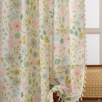 Rideau à motifs de marguerites et de feuilles et à pompons - image 3