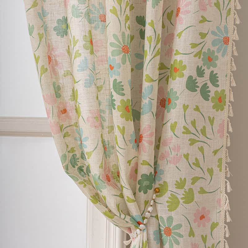 Rideau à motifs de marguerites et de feuilles et à pompons - image 4