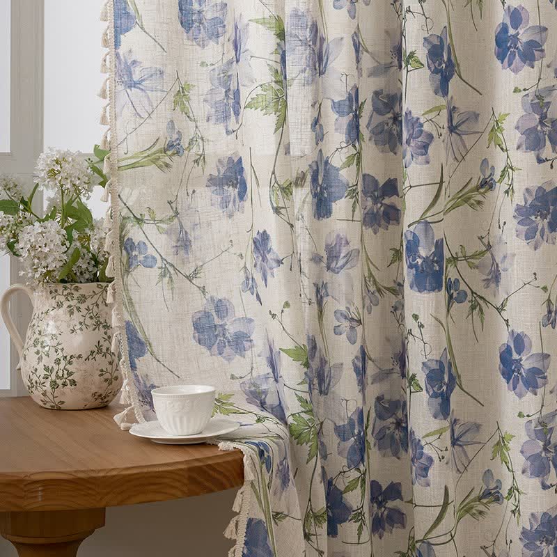 Rideau bleu à motifs floraux et à pompons - image 3