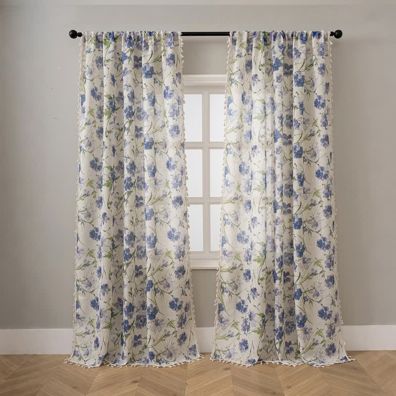 Rideau bleu à motifs floraux et à pompons - image 1