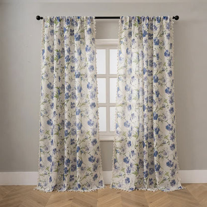 Rideau bleu à motifs floraux et à pompons - image 1