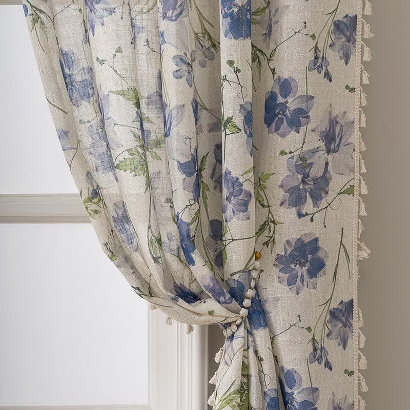 Rideau bleu à motifs floraux et à pompons - image 2