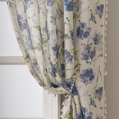 Rideau bleu à motifs floraux et à pompons - image 2
