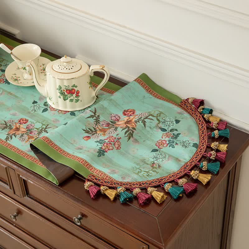 Chemin de table vintage à motifs floraux verts et à pompons - image 2