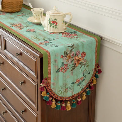 Chemin de table vintage à motifs floraux verts et à pompons - image 1