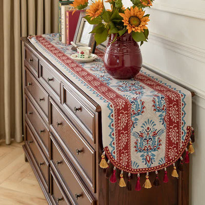 Chemin de table traditionnel en damas avec pompons - image 1