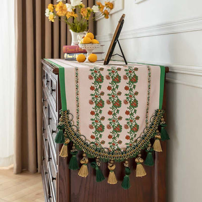 Chemin de table élégant à motif floral et bordure à pompons - image 1