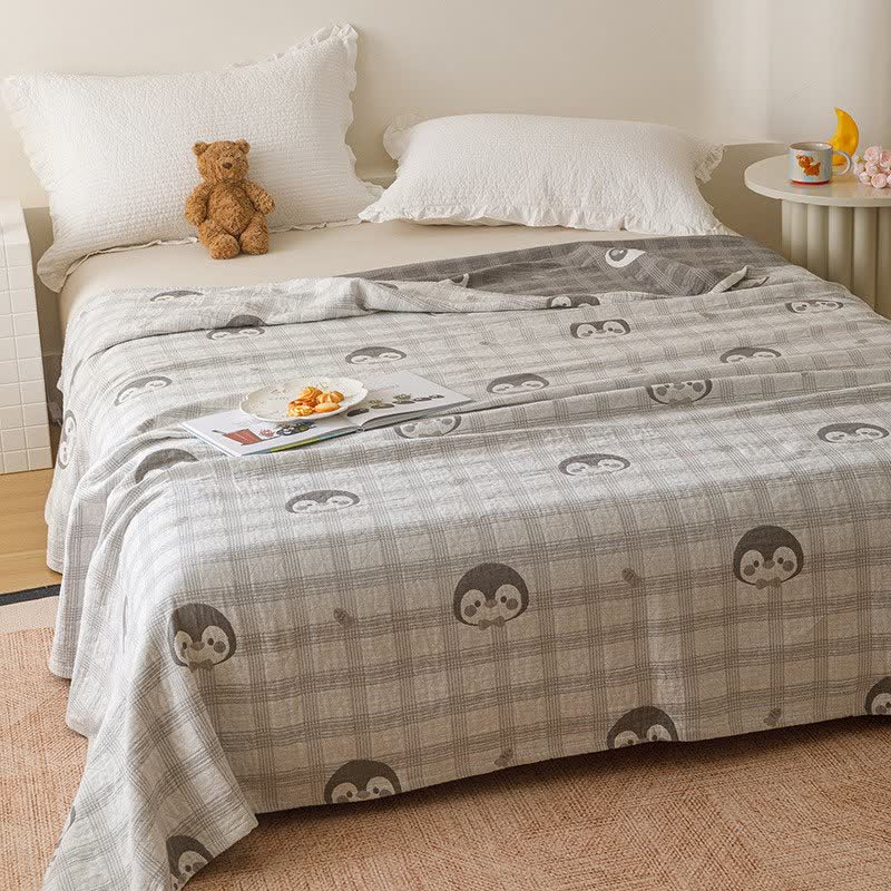 courtepointe en gaze de coton à carreaux et à motifs de pingouins - image 1
