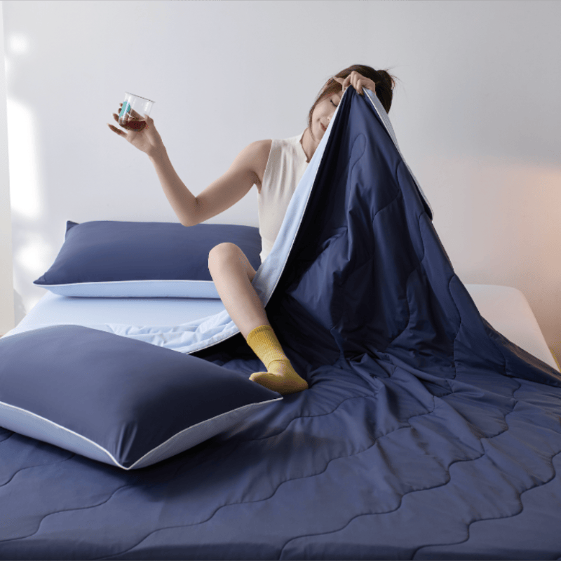 Couette d'été légère et rafraîchissante double face Ownkoti - Bleu marine - 79" × 91" - image 6