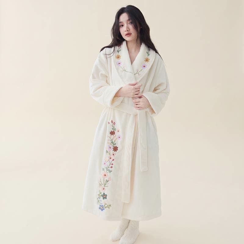 Peignoir long à broderies florales et col châle - image 1