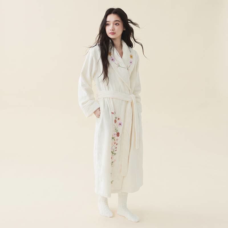 Peignoir long à broderies florales et col châle - image 2