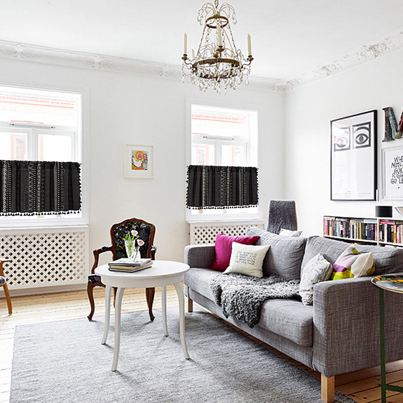 Rideau à motifs noirs et blancs avec pompons